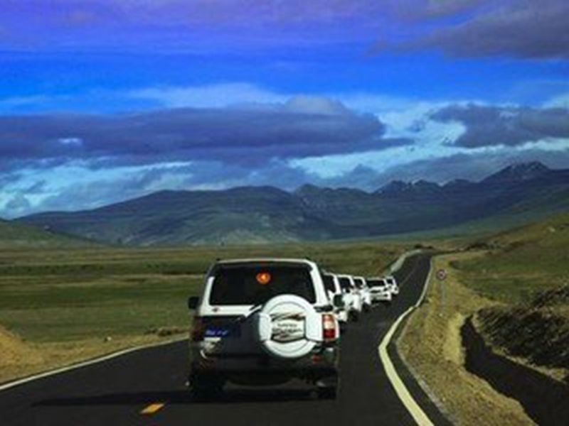 駕駛途中突發(fā)性車胎爆了應(yīng)怎樣做？